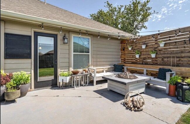 Building Photo - Prime Location! 3 bed/ 2 bath! Coming Soon!