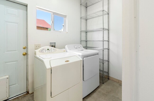 Building Photo - 1541 E Mabel St