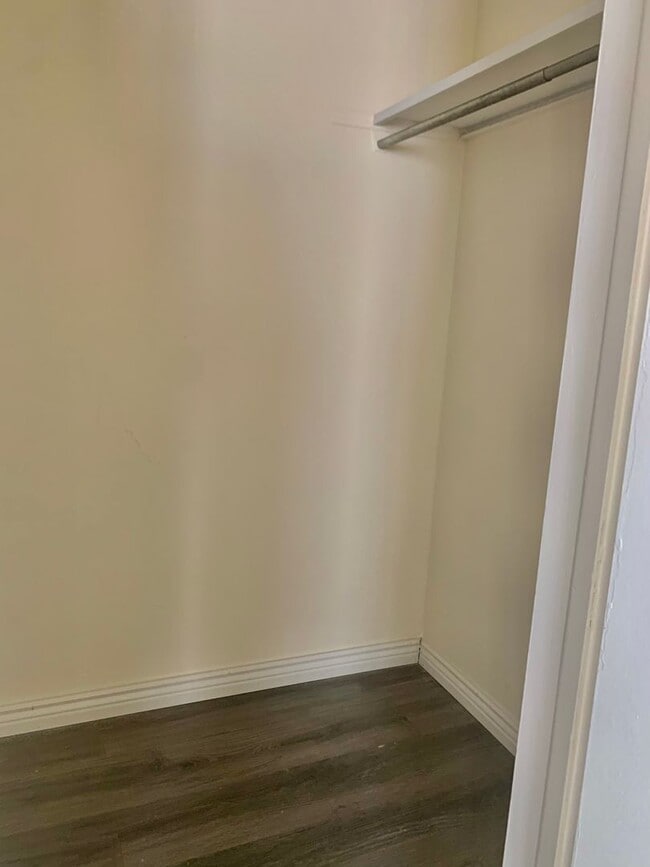 Building Photo - BEAUTIFUL One Bed on Madison Ave, Close to Campus! Corner Unit
