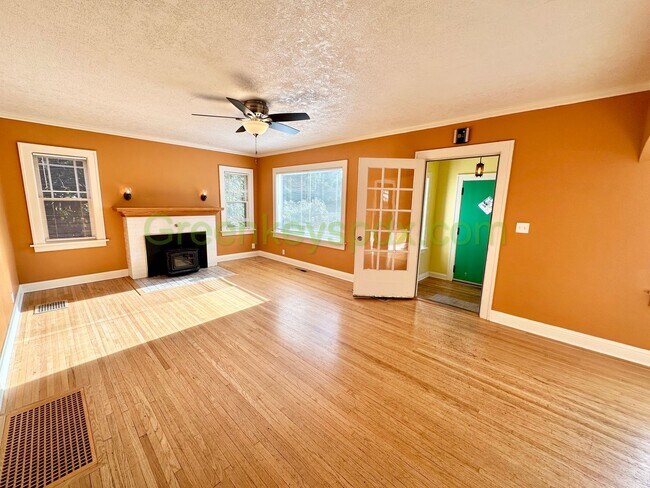 Building Photo - Wow! Amazing 3-bedroom 1-bath house with large fully fenced backyard