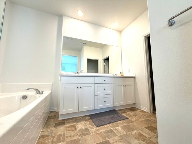 Building Photo - Almost BRAND NEW end unit Townhome in Winchester for Rent