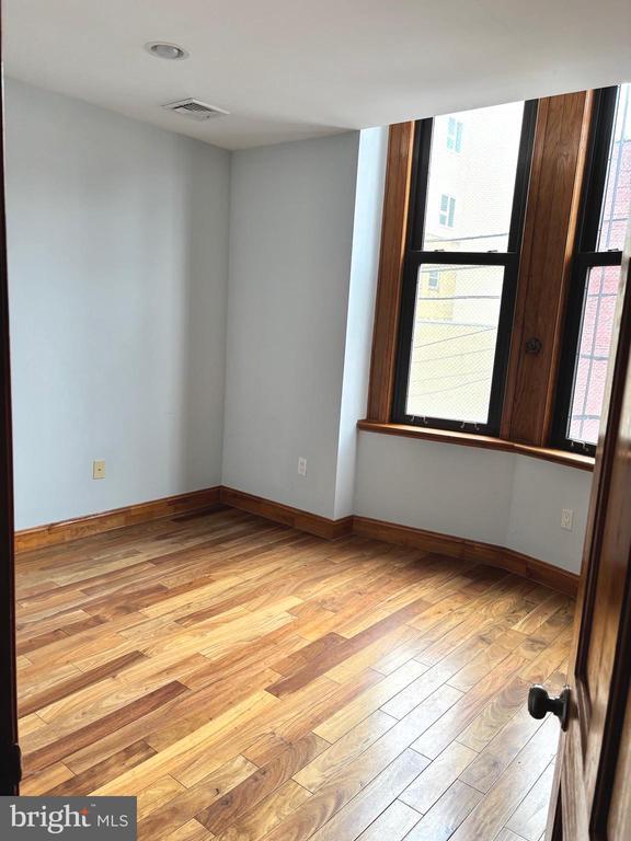 Building Photo - 1338 W Girard Ave
