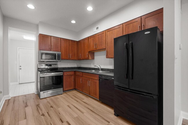 Primary Photo - 200 N Glover St
