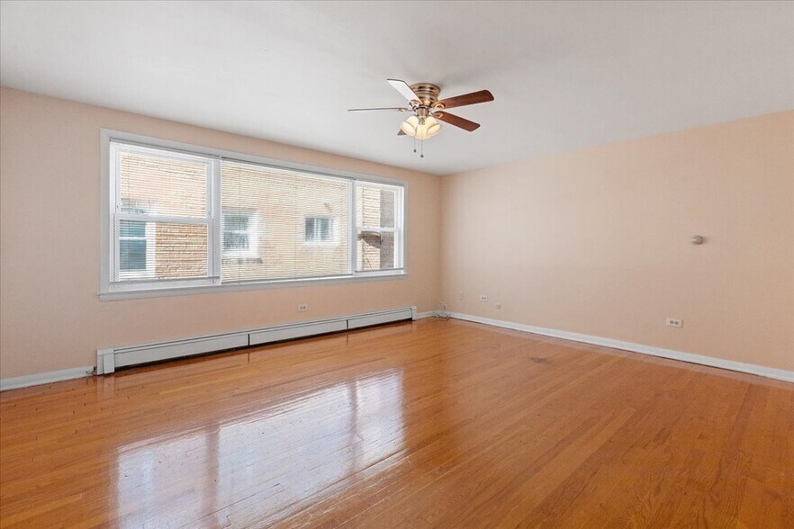 Building Photo - 2650 W Touhy Ave