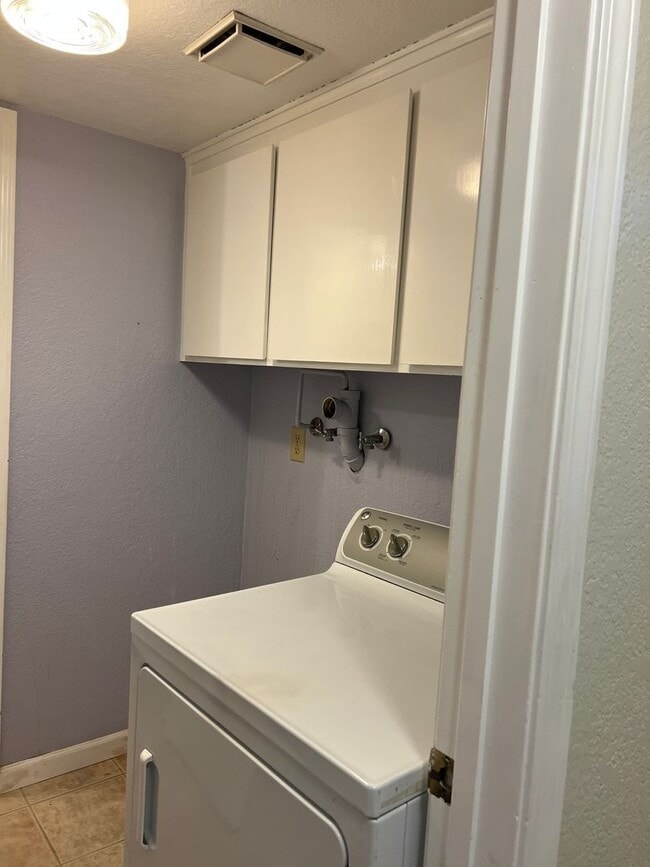 Building Photo - Available now! South Davis Townhome On Ver...