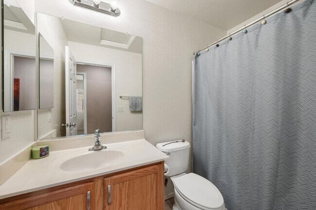 Building Photo - Move in ready 3 bedroom plus a den!