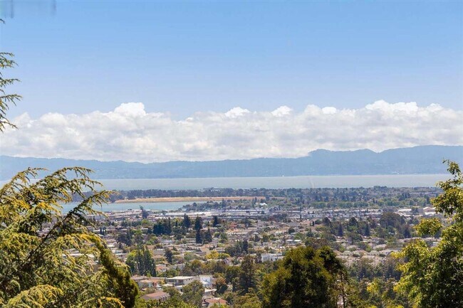 Building Photo - Beautiful Lincoln Heights Retreat W/ Chef’s Kitchen & Expansive Deck