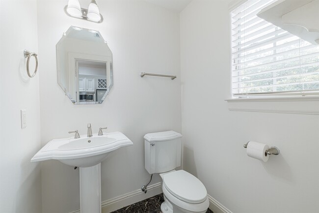 Building Photo - 702 Asbury St