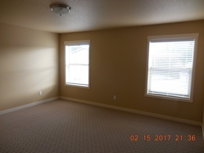 Building Photo - Rent Reduction! End Unit - Hawks Prairie Townhome