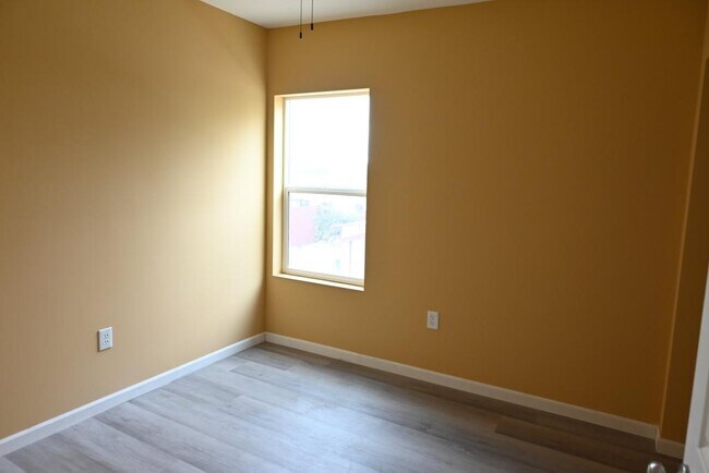 Building Photo - 10701 1/2 Doty Ave