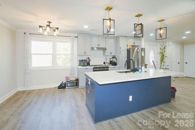 Building Photo - 909 Fisher St