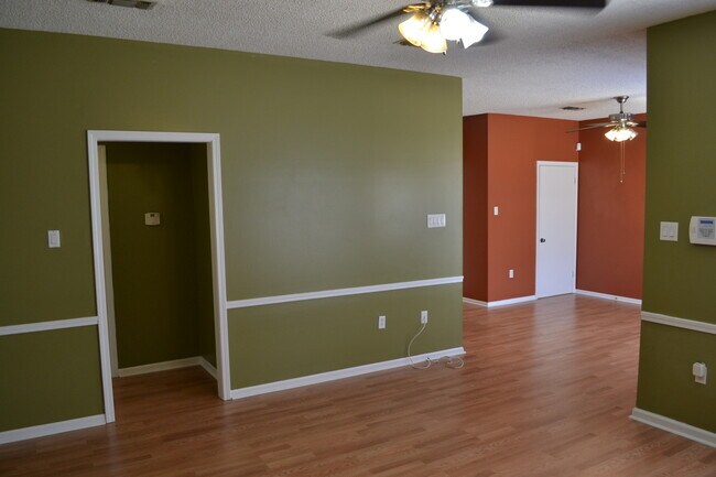 Building Photo - Location! Location!  3 bedroom, 2 bath, Ga...