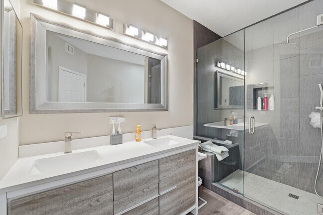 Building Photo - 5450 E Deer Valley Dr