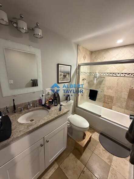 Building Photo - 632 E 2nd St