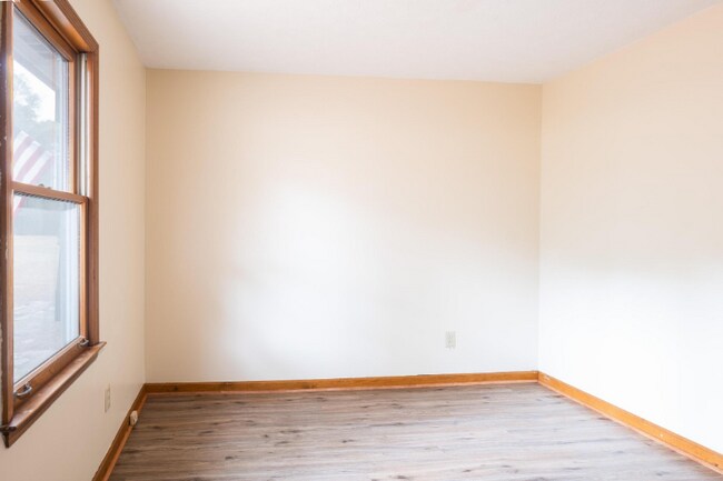 Building Photo - 1190 Duncan Rd