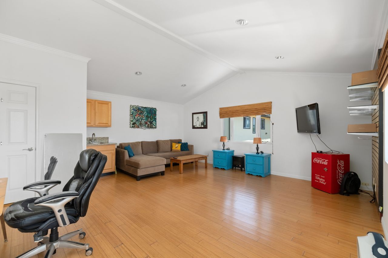 Building Photo - 1659 Ellsmere Ave