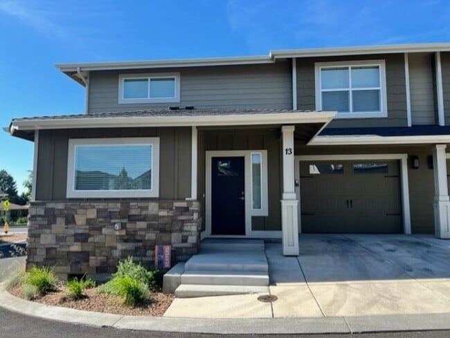 Building Photo - Stylish 3 Bedroom Duplex with Scenic Views and Modern Amenities: Your Perfect Redmond Retreat