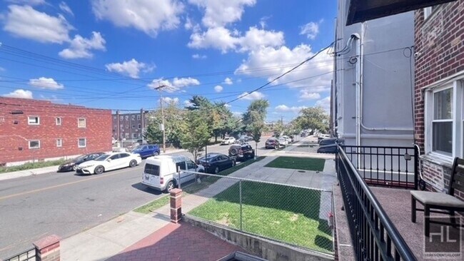 Building Photo - NEWLY RENOVATED 2 BEDROOM/2 FULL BATHROOMS...