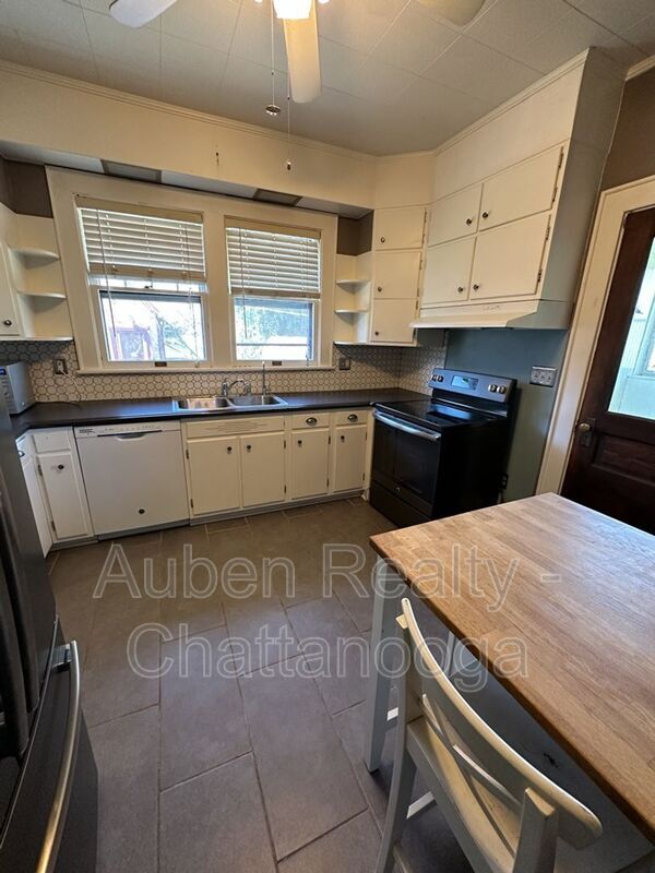 Building Photo - 3211 Montview Dr