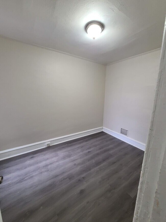 Building Photo - Large Upgraded Home! - Half off first months rent