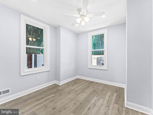 Building Photo - 1839 E Clementine St