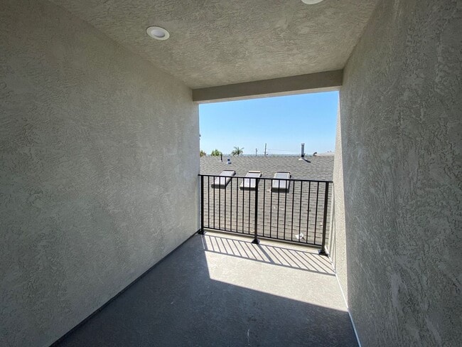 Building Photo - Beautiful 4BD/2BA (Lease out, pending sign...