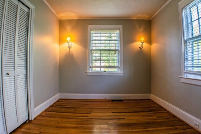 Building Photo - 2324 Fairway Dr