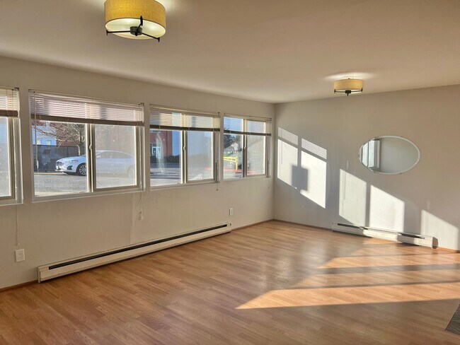 Building Photo - 3-Bedroom North Green Lake Townhouse-Style...