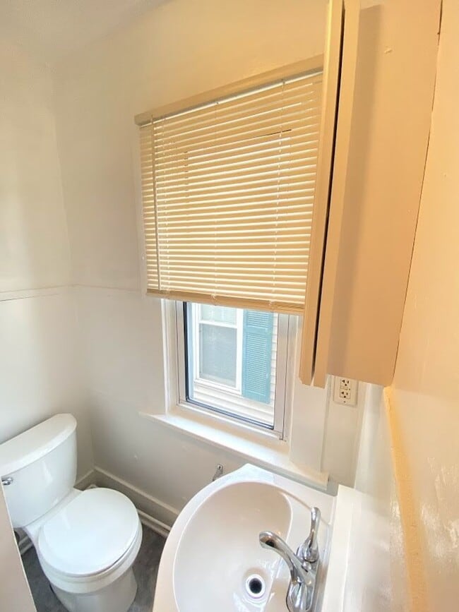 Building Photo - Newly Renovated 3 Bed, 1 Bath Unit in Pitcairn - Available January 10th!