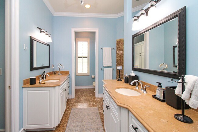 Building Photo - ** THE MOORINGS ** SINGLE FAMILY HOME 3 PL...