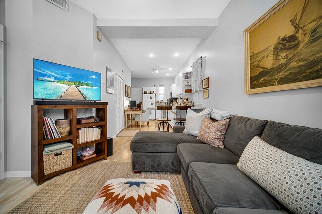 Building Photo - 2255 N Janssen Ave