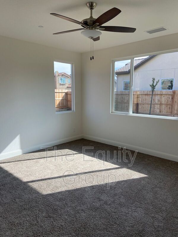 Building Photo - 1829 W Prescott Ave