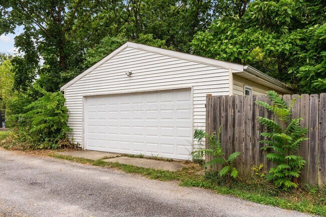 Building Photo - 1150 E Sycamore St