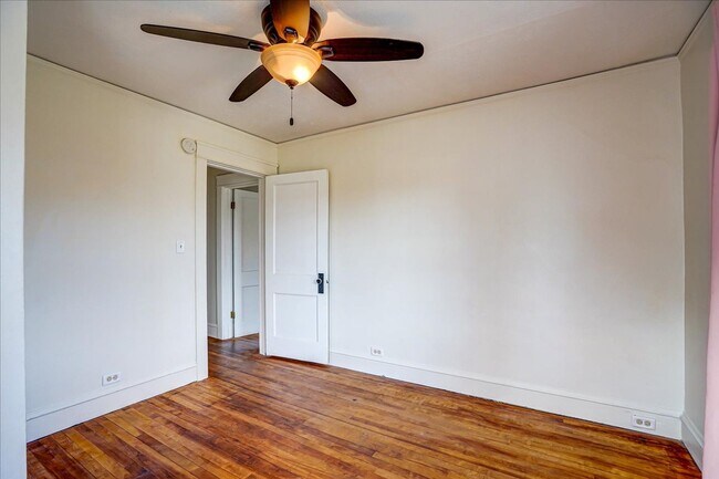 Building Photo - 513 Troy Dr