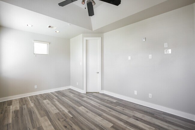 Building Photo - 2307 Camden Dr