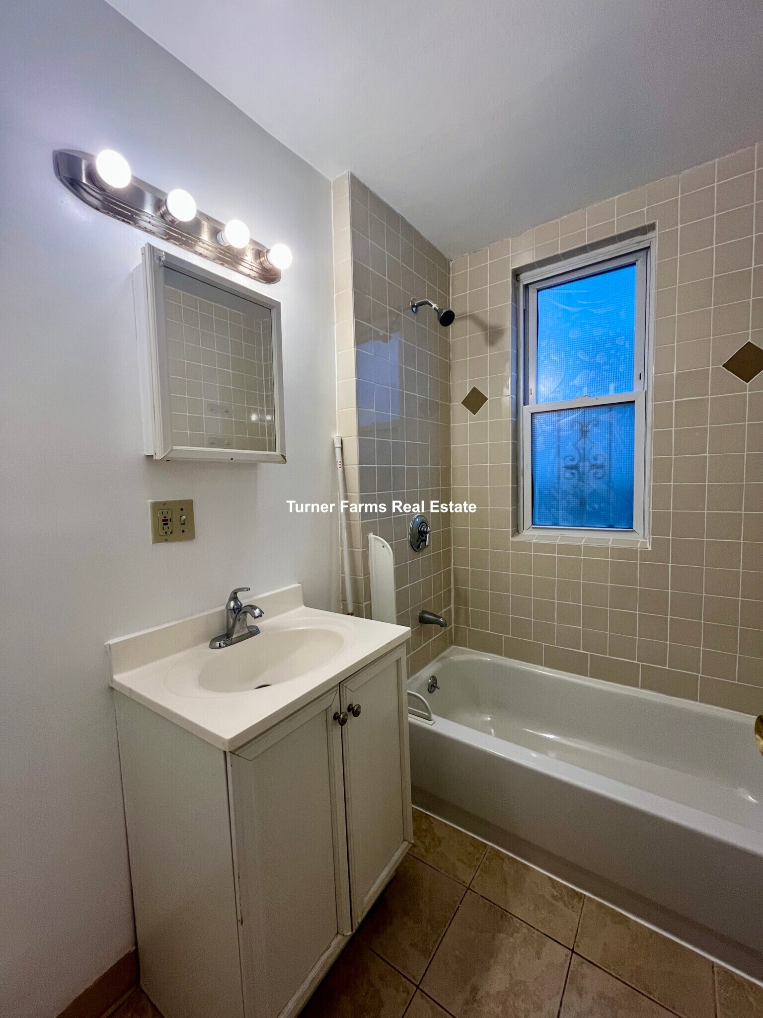 Building Photo - 10 Bucknam St