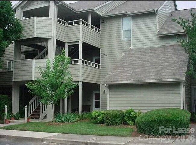 Building Photo - 2547 Stockbridge Dr