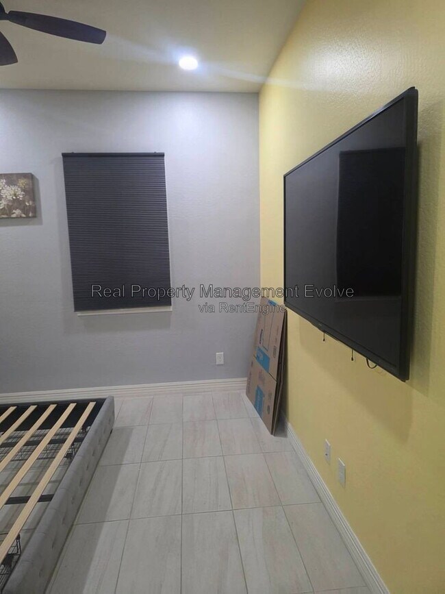 Building Photo - 2307 E Mahogany Pl