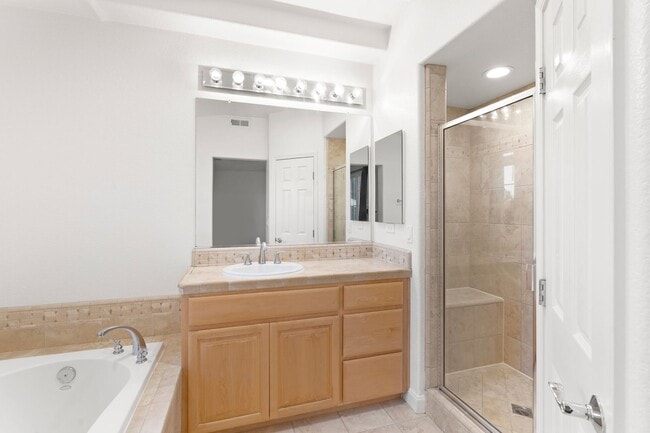 Building Photo - CONVENIENT & LUXURIOUS TOWNHOME BEAUTIFULL...
