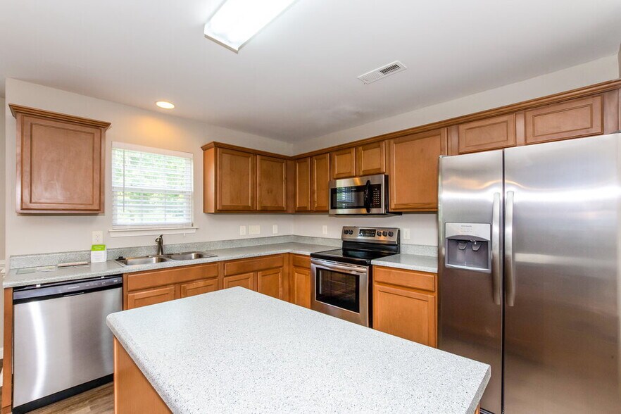 Building Photo - 7443 Hidden Creek Dr