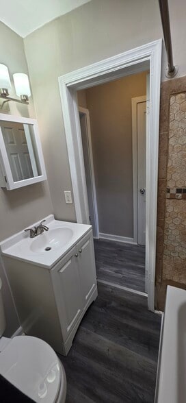 Bathroom Unit #2 - 811 Stoll St