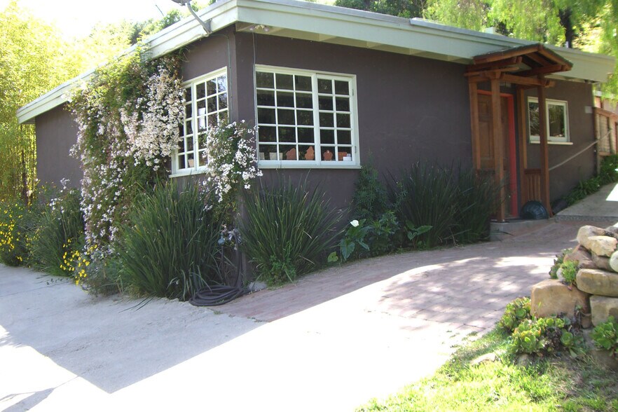 Side/Entrance - 275 N Topanga Canyon Blvd