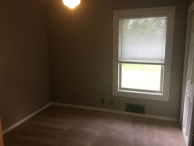 Building Photo - 3 Bedroom / 2 Bath Home Located Minutes from Downtown Lowell!