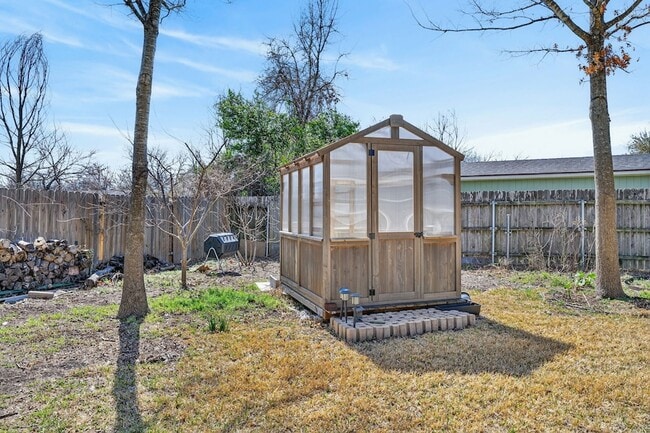 Building Photo - 212 N Grand Ave