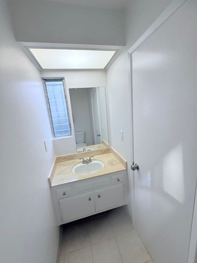 Building Photo - Hidden Valley Townhome Available