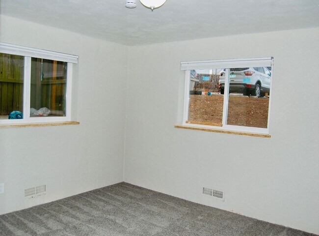 Building Photo - Updated 3Bedroom- In-Unit Laundry-$1,000 Move-In credit