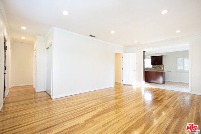 Building Photo - 4216 W Victory Blvd