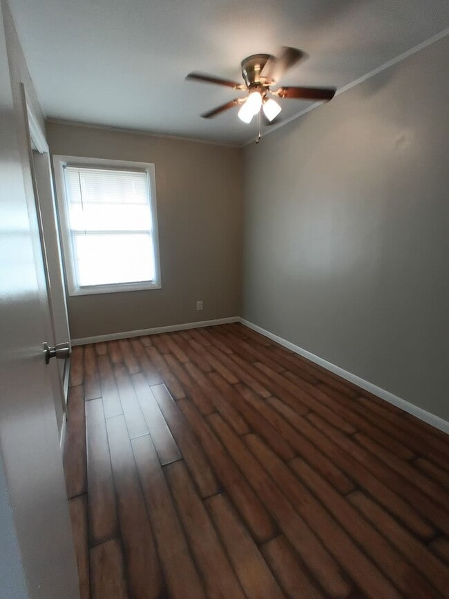 Building Photo - Cute 3 Bed or 2 bed and office