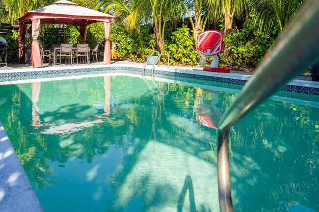 Building Photo - 714 NE 17th Ct