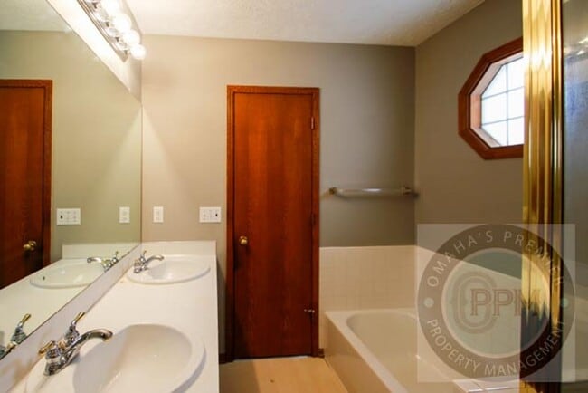 Building Photo - Comfortable and Cozy 3 Bedroom/2 Bath Home